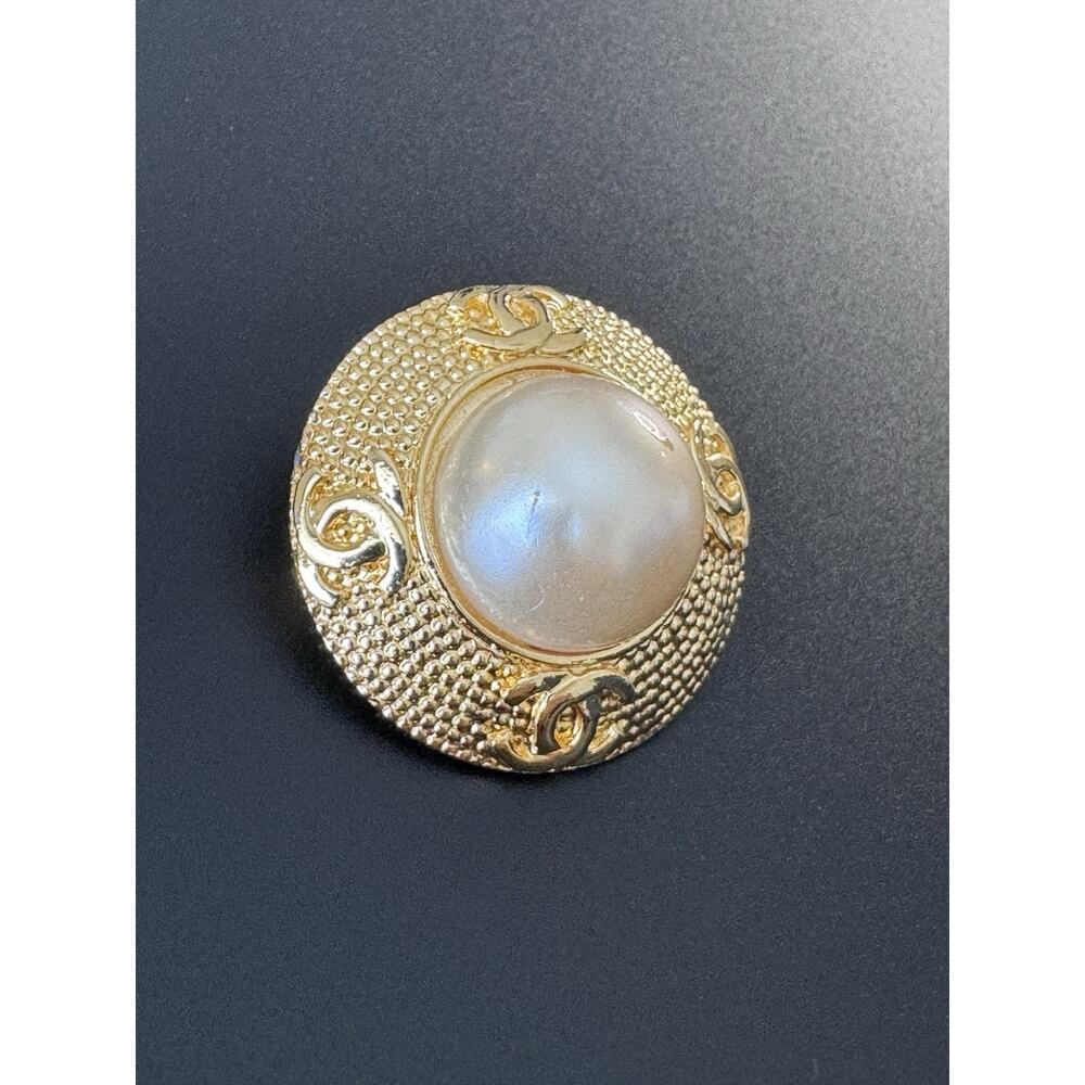 vintage Chanel Coco Mark faux pearl clip-on earring see details - Picture 3 of 9